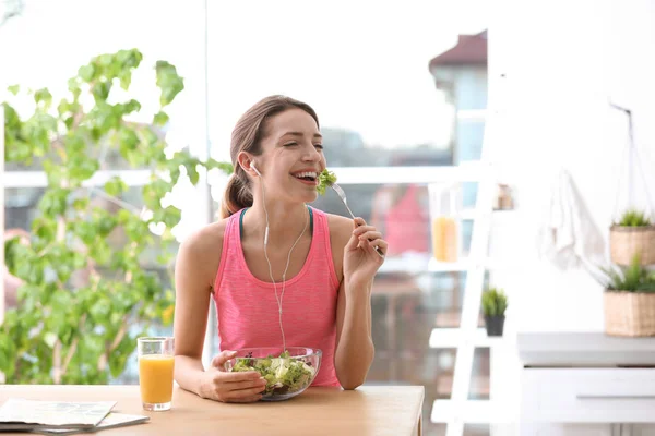 Jonge Vrouw Fitness Kleren Thuis Gezond Ontbijten — Stockfoto