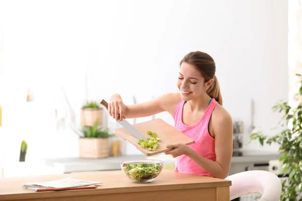 Mujer Joven Ropa Fitness Preparando Desayuno Saludable Casa — Foto de Stock