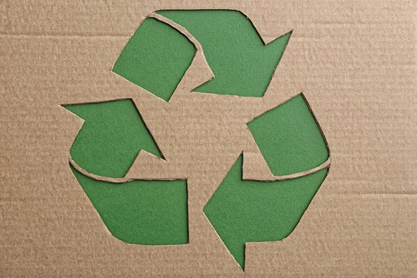 Feuille Carton Avec Symbole Recyclage Découpé Sur Fond Vert Vue — Photo