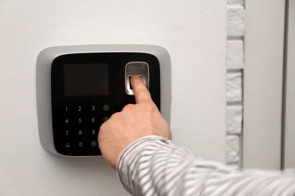 Homem Digitalizando Impressões Digitais Sistema Alarme Dentro Casa Close — Fotografia de Stock