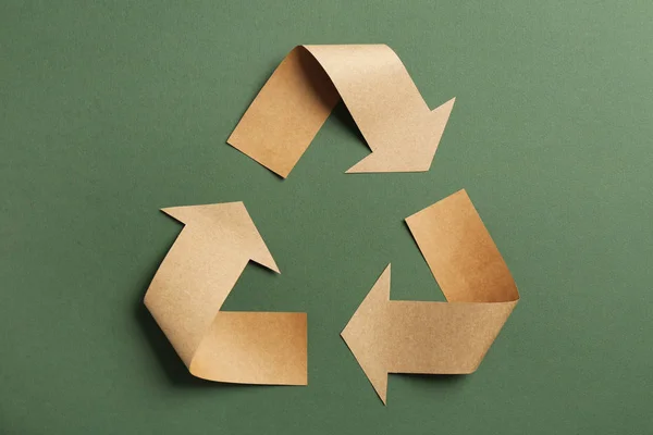 Símbolo Reciclagem Cortado Papel Kraft Fundo Verde Vista Superior — Fotografia de Stock