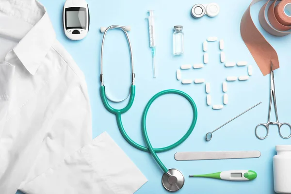 Flache Lagekomposition Mit Medizinischen Objekten Auf Farbigem Hintergrund — Stockfoto