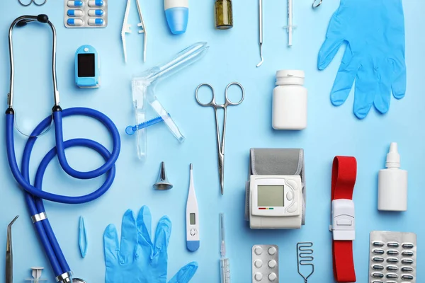 Composição Leigos Planos Com Objetos Médicos Fundo Cor — Fotografia de Stock