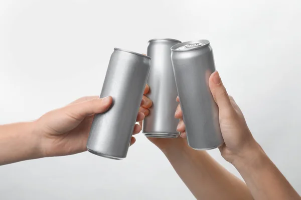 Gente Sosteniendo Latas Aluminio Sobre Fondo Blanco Primer Plano Espacio — Foto de Stock