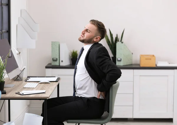Empresario Que Sufre Dolor Espalda Lugar Trabajo —  Fotos de Stock