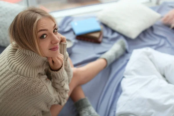 Porträt Einer Emotionalen Jungen Frau Mit Stylischem Hut Pullover Und — Stockfoto