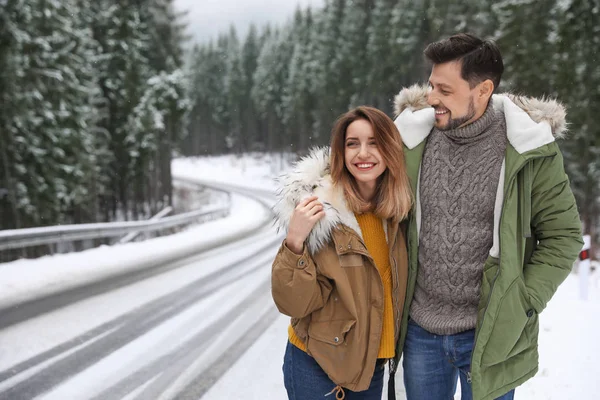 Casal Caminhando Perto Floresta Nevada Espaço Para Texto Férias Inverno — Fotografia de Stock