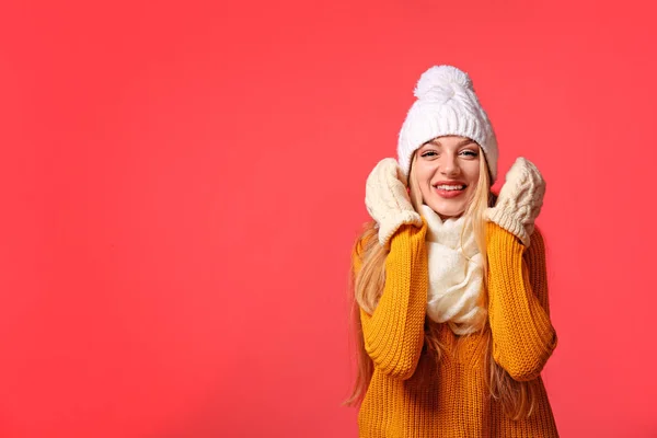 Portrait Emotional Young Woman Stylish Hat Sweater Mittens Color Background — Stock Photo, Image