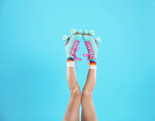 Ung Kvinna Med Retro Rullskridskor Färg Bakgrunden Närbild — Stockfoto