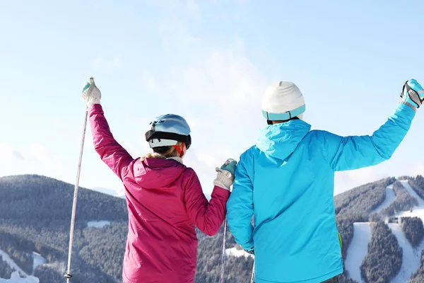 Mutlu Çift Açık Havada Kar Üzerinde Yalan Kış Tatili — Stok fotoğraf