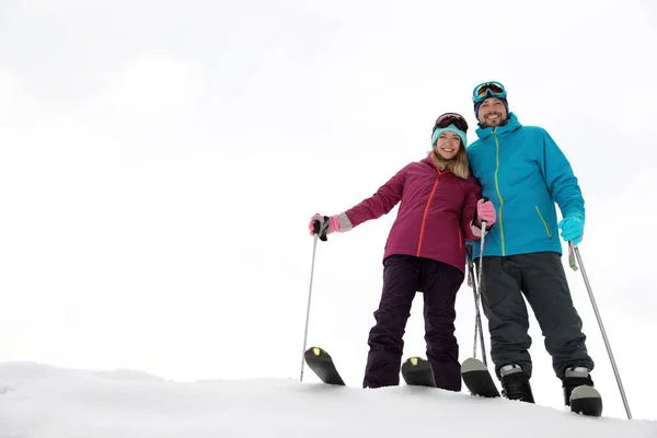 Casal Feliz Deitado Neve Livre Férias Inverno — Fotografia de Stock