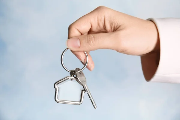 Mulher Segurando Chave Casa Com Bugiganga Fundo Cor Close — Fotografia de Stock