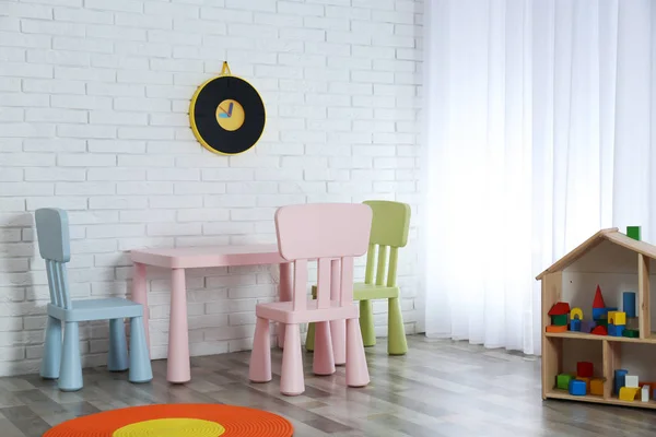 现代化的儿童房内饰 配有桌椅 — 图库照片
