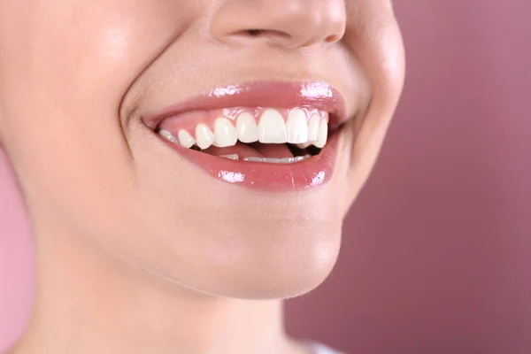 Ung Kvinna Med Friska Tänder Och Vackra Leende Färg Bakgrunden — Stockfoto