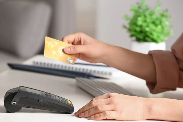 妇女拿着支付终端和信用卡在白色背景 特写镜头 — 图库照片