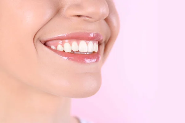 Mujer Joven Con Dientes Sanos Hermosa Sonrisa Fondo Color Primer — Foto de Stock