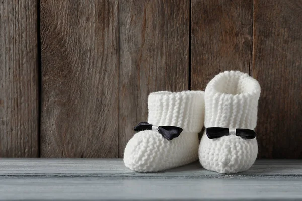 Chaussons Bébé Faits Main Sur Table Sur Fond Bois Espace — Photo