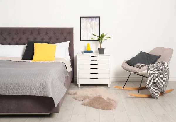 편안한 침대와 현대적인 객실의 인테리어 — 스톡 사진