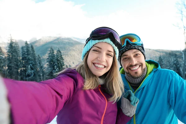Šťastný Pár Pořizování Selfie Během Zimní Dovolené Horách — Stock fotografie