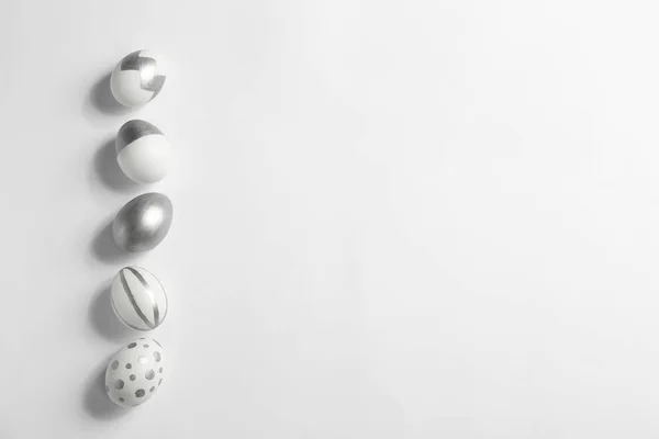 Закрашенные Пасхальные Яйца Белом Фоне Вид Сверху Пробелами Текста — стоковое фото