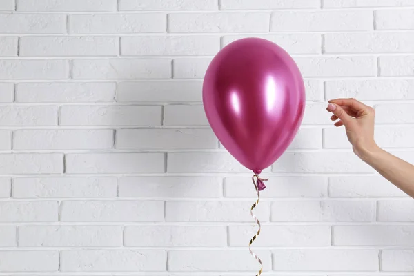 Mujer Joven Piercing Globo Brillante Cerca Pared Ladrillo Espacio Para — Foto de Stock