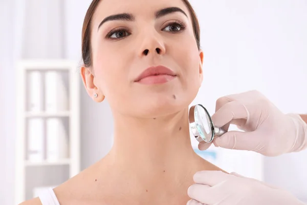 Examencommissie Patiënt Dermatoloog Met Vergrootglas Kliniek — Stockfoto