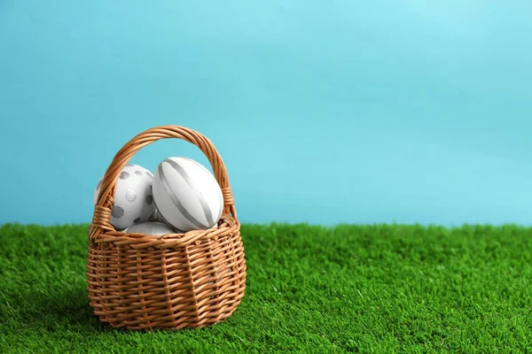 Wicker Basket Painted Easter Eggs Green Lawn Color Background Space — Stock Photo, Image