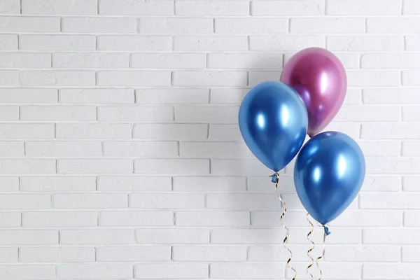 Balões Coloridos Brilhantes Perto Parede Tijolo Espaço Para Texto Hora — Fotografia de Stock
