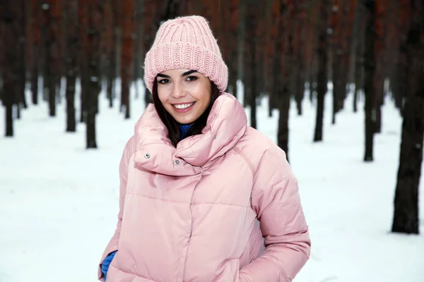 Ung Kvinna Poserar Snörik Vinter Skog — Stockfoto