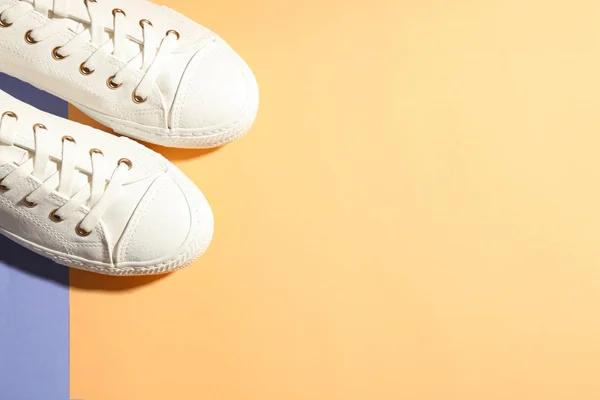 Ζευγάρι Κομψά Sneakers Στο Χρώμα Φόντου Top View Χώρο Για — Φωτογραφία Αρχείου