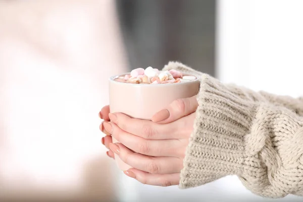 Frau Hält Tasse Aromatischen Kakaos Mit Marshmallows Auf Verschwommenem Hintergrund — Stockfoto