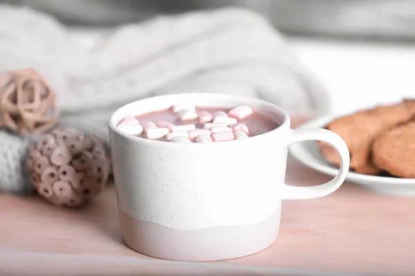 Tasse Aromatischer Kakao Mit Marshmallows Auf Holztablett Fenster — Stockfoto