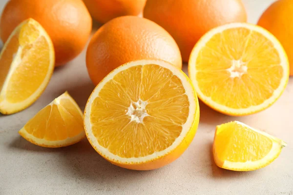 在明亮的桌子上新鲜多汁的橙子 特写镜头 — 图库照片