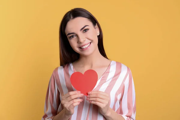 Portret Van Jonge Vrouw Met Papieren Hart Kleur Achtergrond — Stockfoto