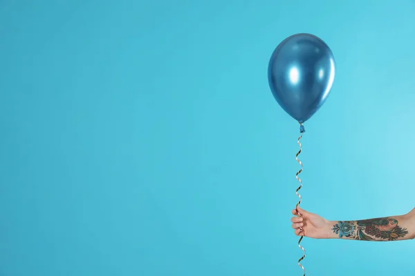 Mulher Segurando Balão Fundo Cor Close Espaço Para Texto — Fotografia de Stock