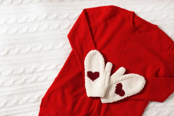 赤のカシミヤのセーターとニット格子縞 トップ ビューでミトン — ストック写真