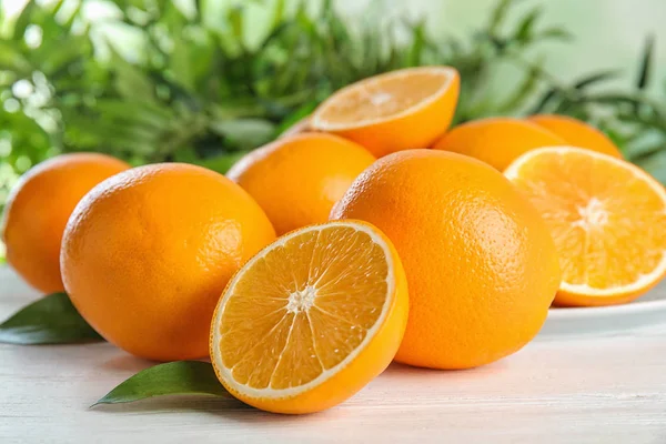 Свіжі Соковиті Апельсини Листям Дерев Яному Столі — стокове фото