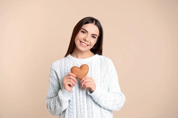 Ritratto Giovane Donna Con Cuore Legno Sfondo Colori — Foto Stock