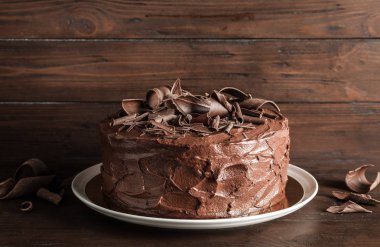 Ahşap masa üzerinde lezzetli ev yapımı çikolatalı kek ile plaka
