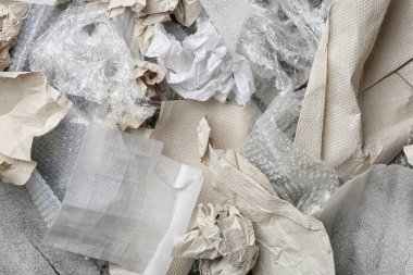 Kağıt ve arka plan, üstten görünüm olarak plastik çöp yığını. Geri dönüşüm sorunu