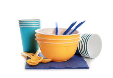 Yeni Plastik dishware ve beyaz zemin üzerine peçete. Tablo ayarı
