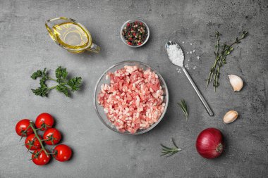 Gri zemin üzerine kıyılmış et ile düz yatıyordu kompozisyon