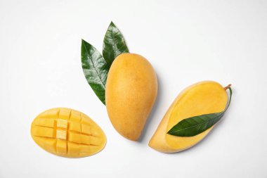 Beyaz arka planda, üstten görünüm taze mango meyve ile kompozisyon