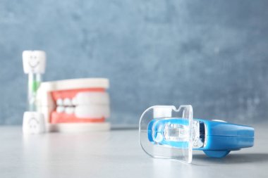 Dişler whitener tablo arka plan bulanık karşı. Metin için yer