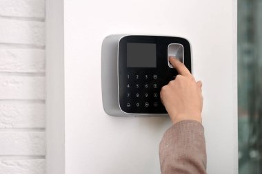 Alarm sistemi kapalı, closeup üzerinde parmak izi tarama kadın