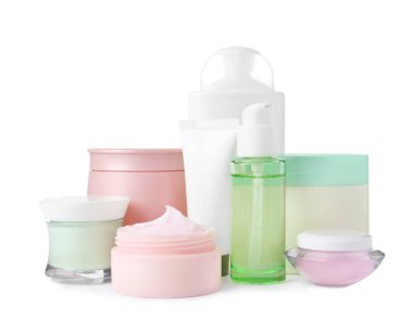 Beyaz arka plan üzerinde farklı vücut bakım ürünleri