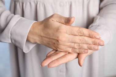 Kadın gösteren kelime durak, portre. İşaret dili