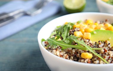 Ahşap masa kase sebze ile sağlıklı quinoa salata. Metin için yer