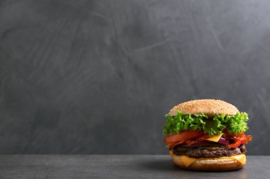 Pastırma gri arka plan, metin için yer karşı masada ile lezzetli burger