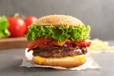 Pastırma gri tablo ile lezzetli burger